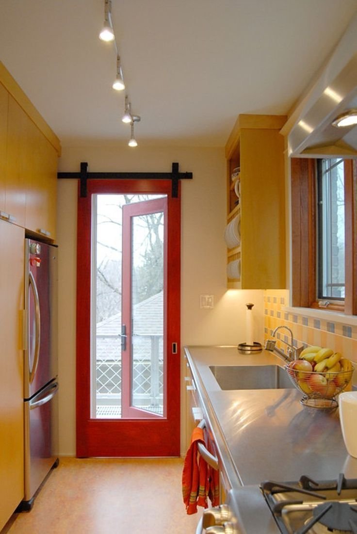 Кухня с панорамной дверью