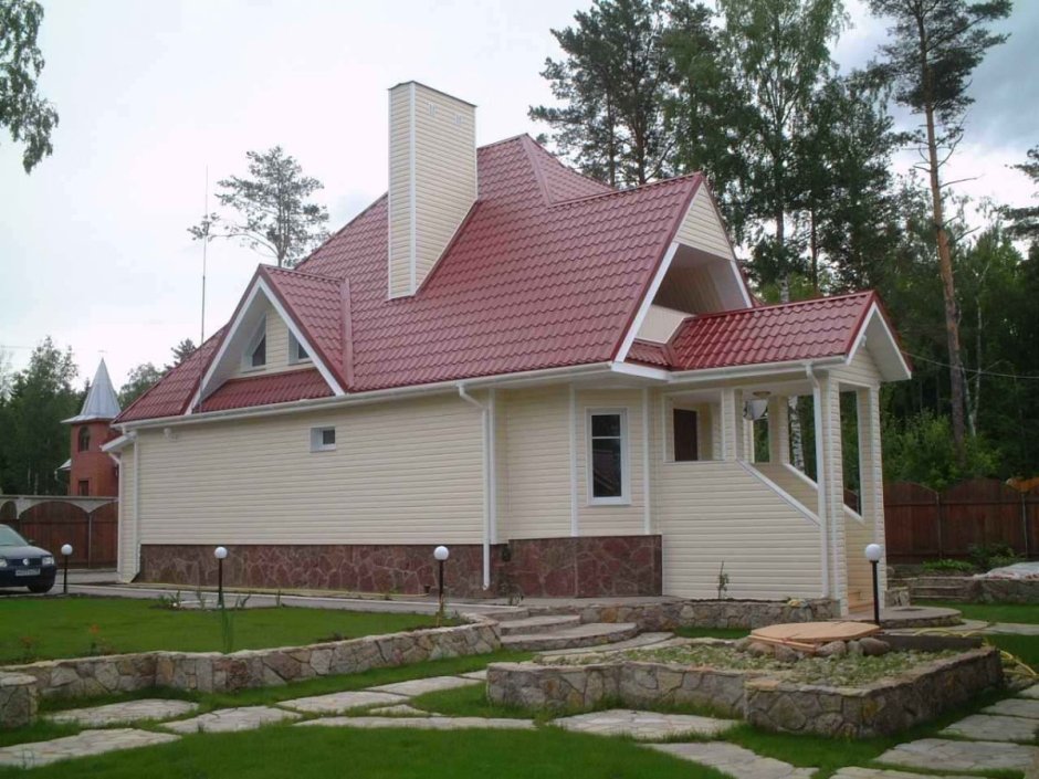 Фасад дома с вишневой крышей