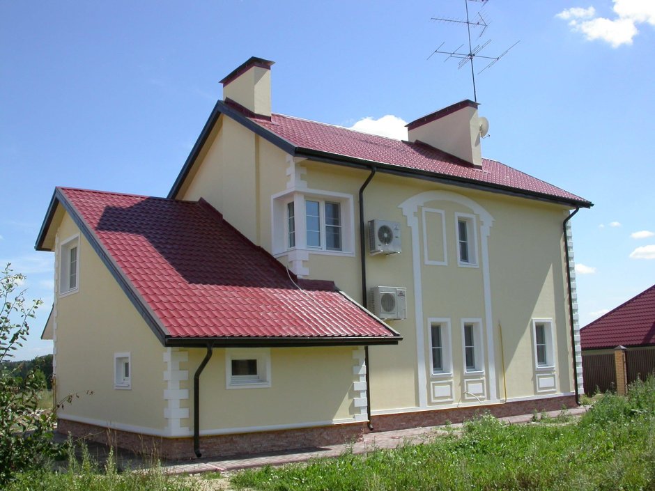 Фасады домов с красной крышей