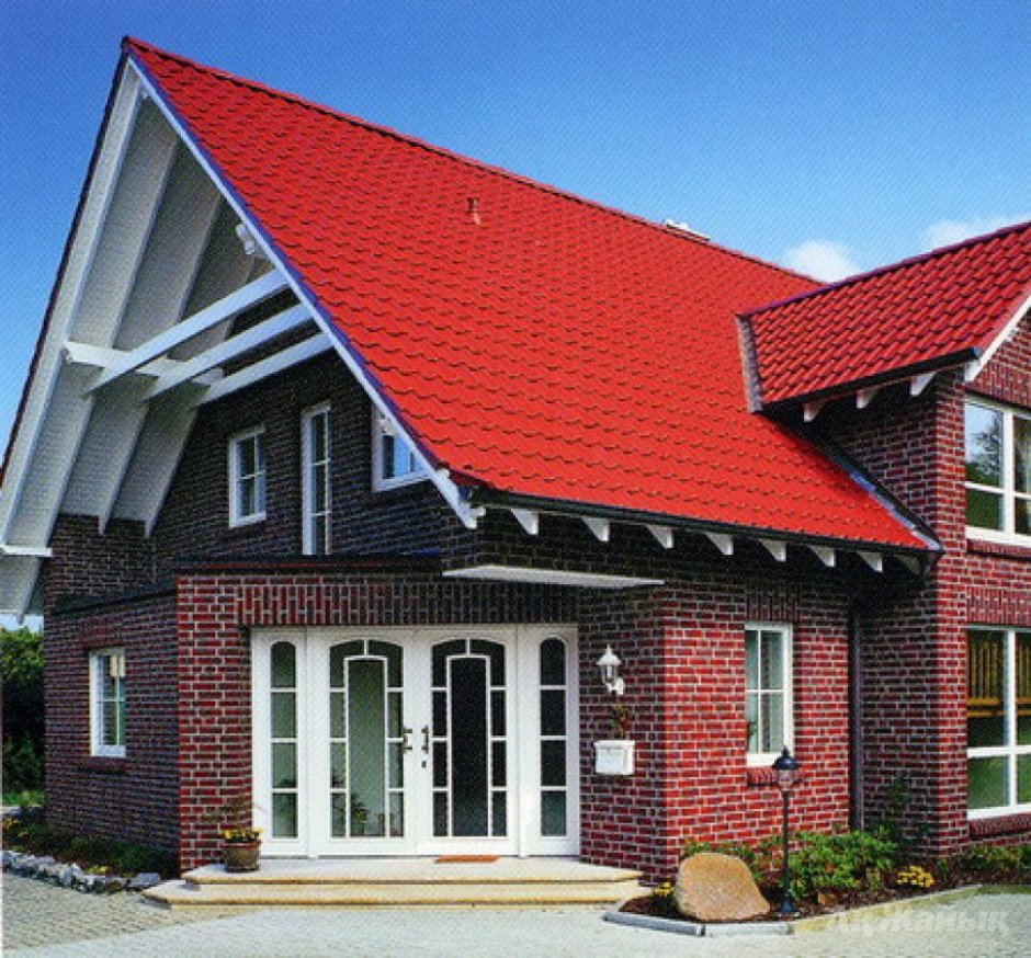 Кирпичный дом с красной крышей