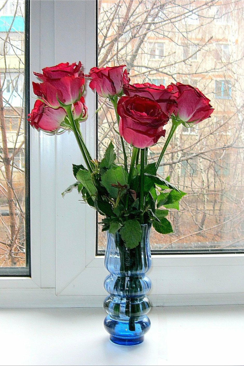 Букет цветов в вазе на столе дома