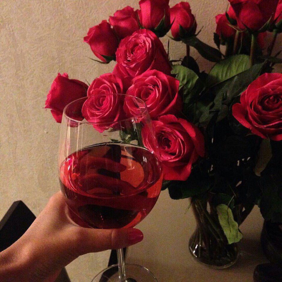 Букет цветов и бокал вина