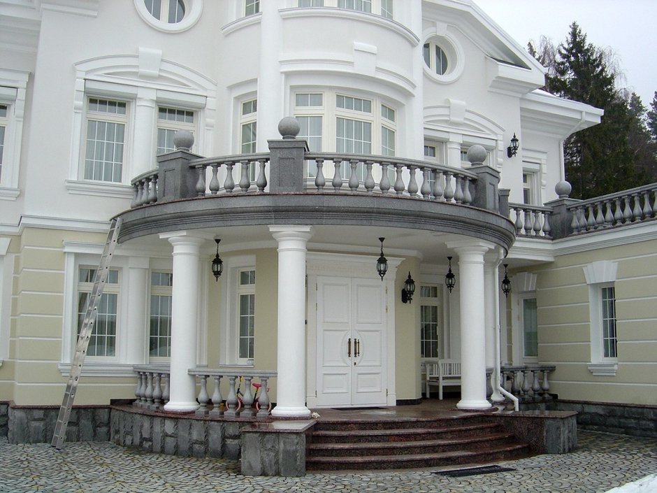 Дом с колоннами восходящего ряда