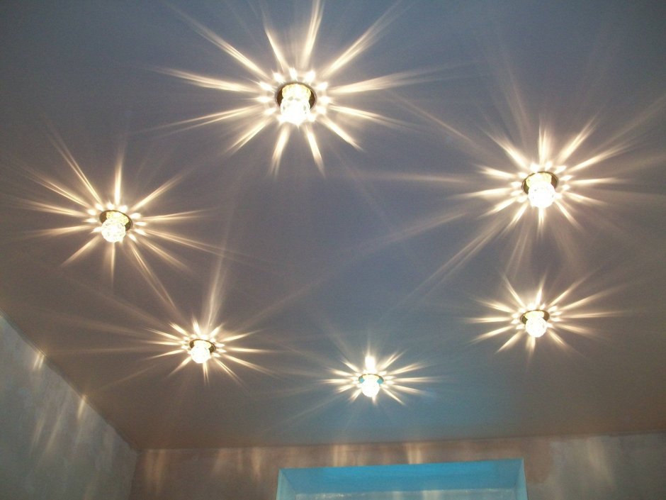 Расположение светильников на натяжном потолке
