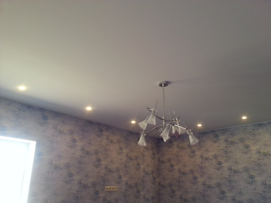 Матовый потолок с люстрой и светильниками