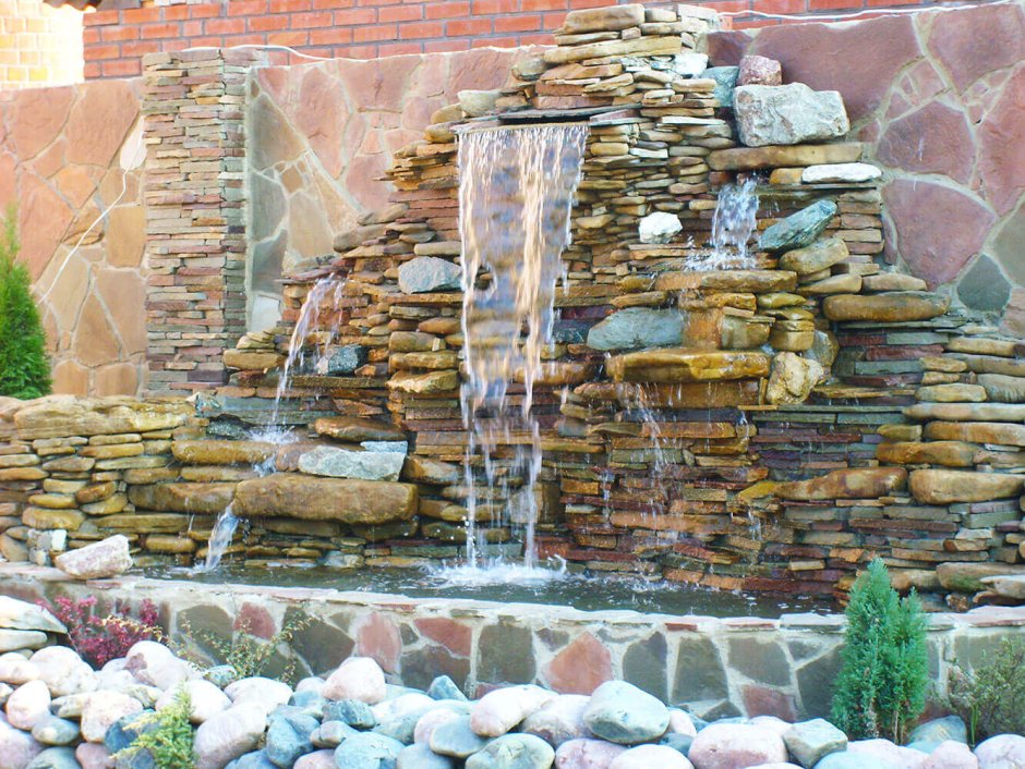 Водопад из галтованного камня