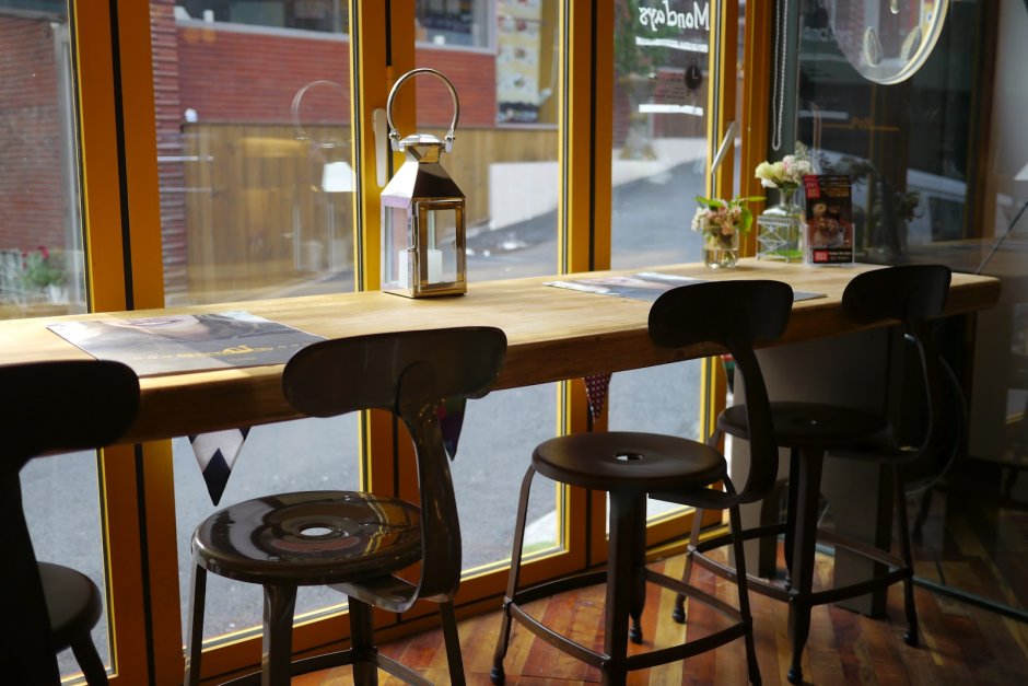 Барный столик у окна кофейня