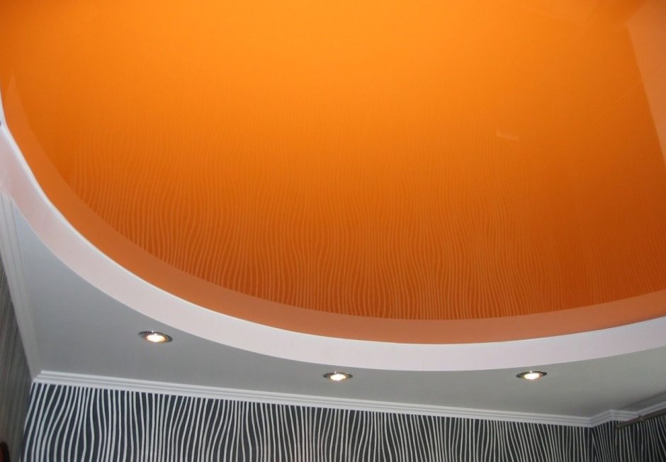 Оранжевый матовый потолок