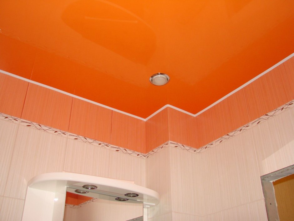 Оранжевый натяжной потолок в ванной