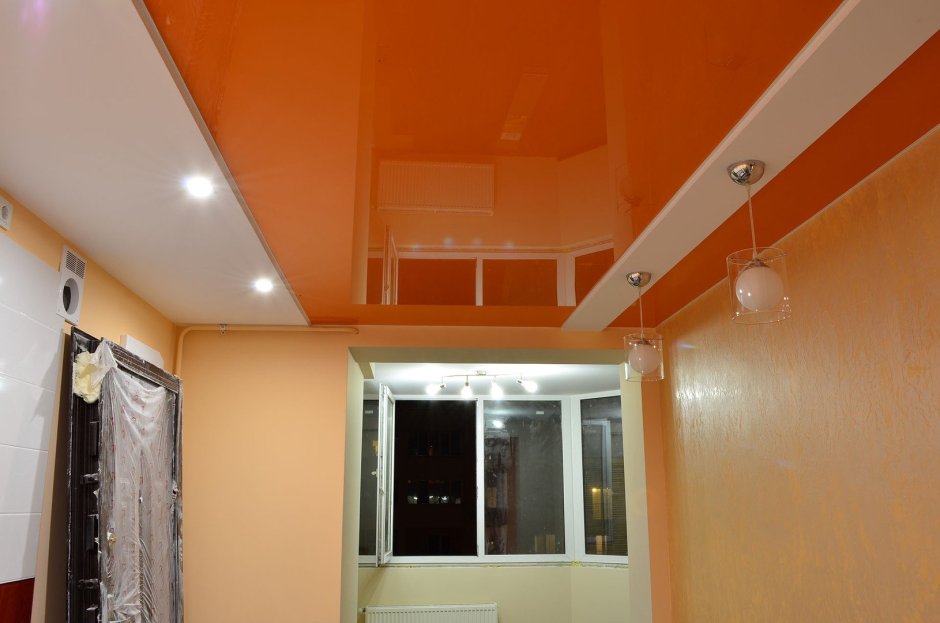 Натяжные потолки с оранжевой полосой