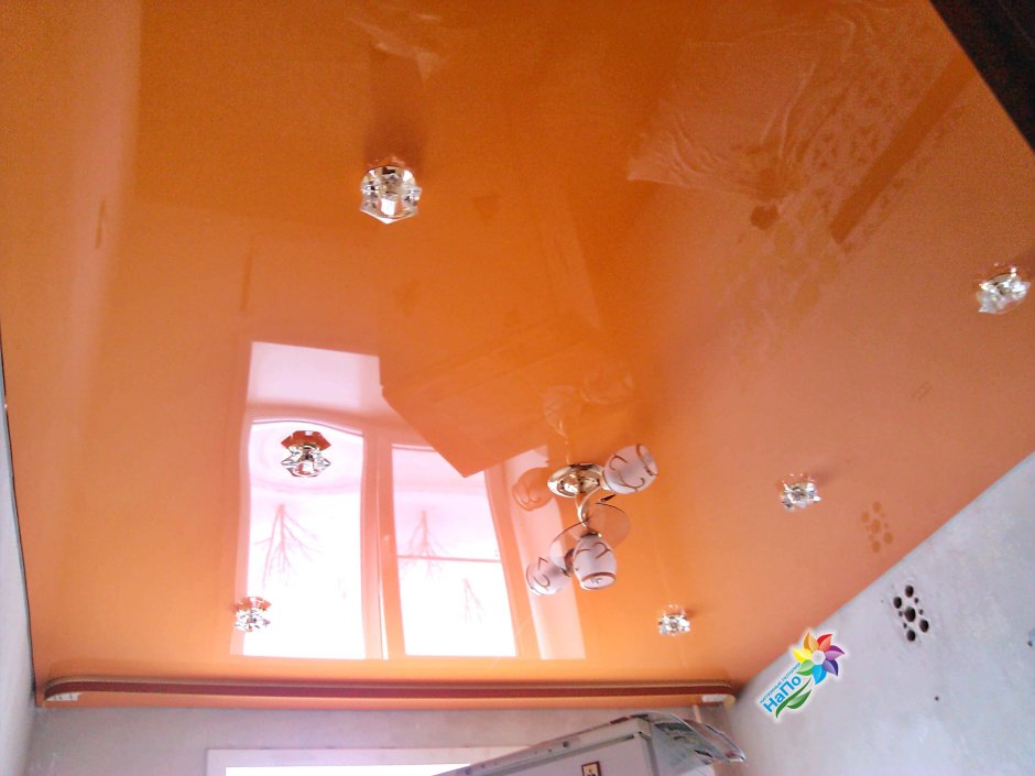 Глянцевый оранжевый натяжной потолок
