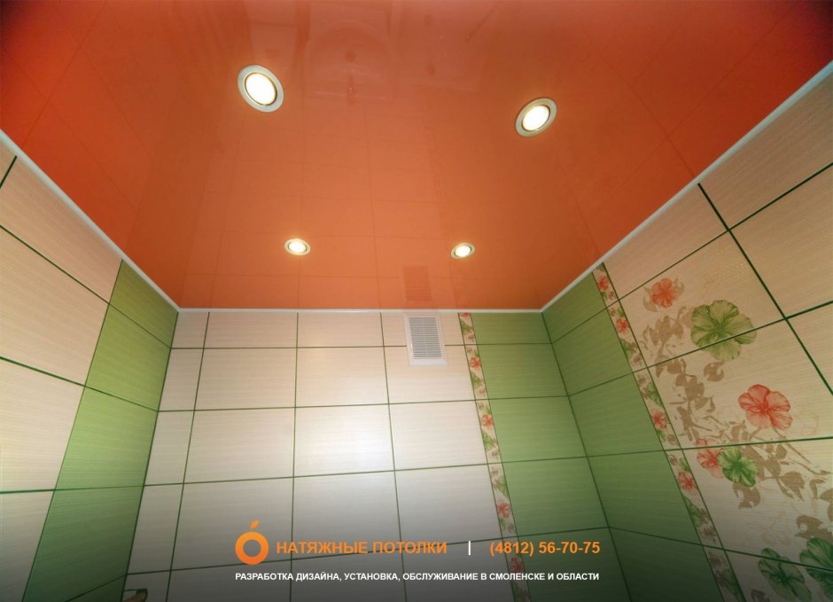 Цветной натяжной потолок в ванной