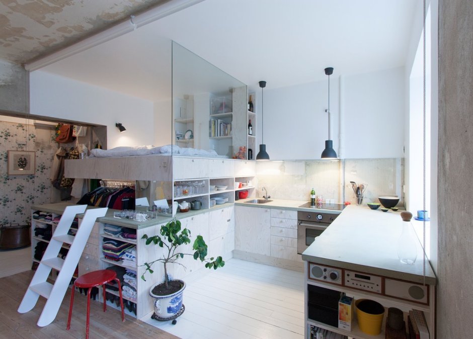 Кухня студия с высокими потолками