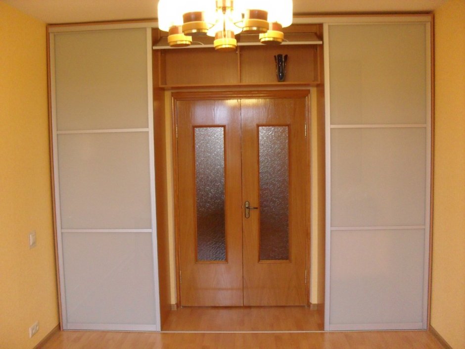 Встроенный шкаф вокруг двери в комнате