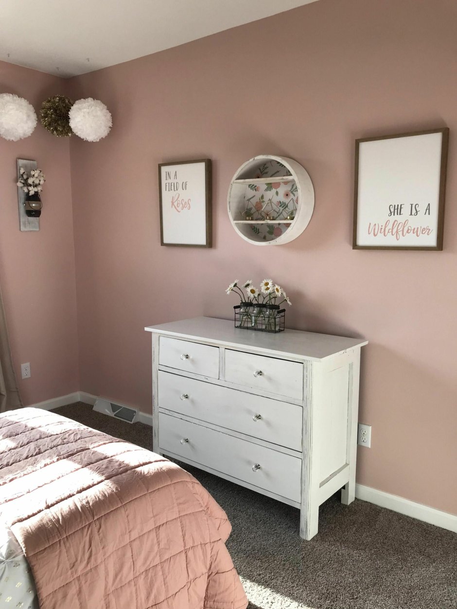 Пыльно розовая спальня