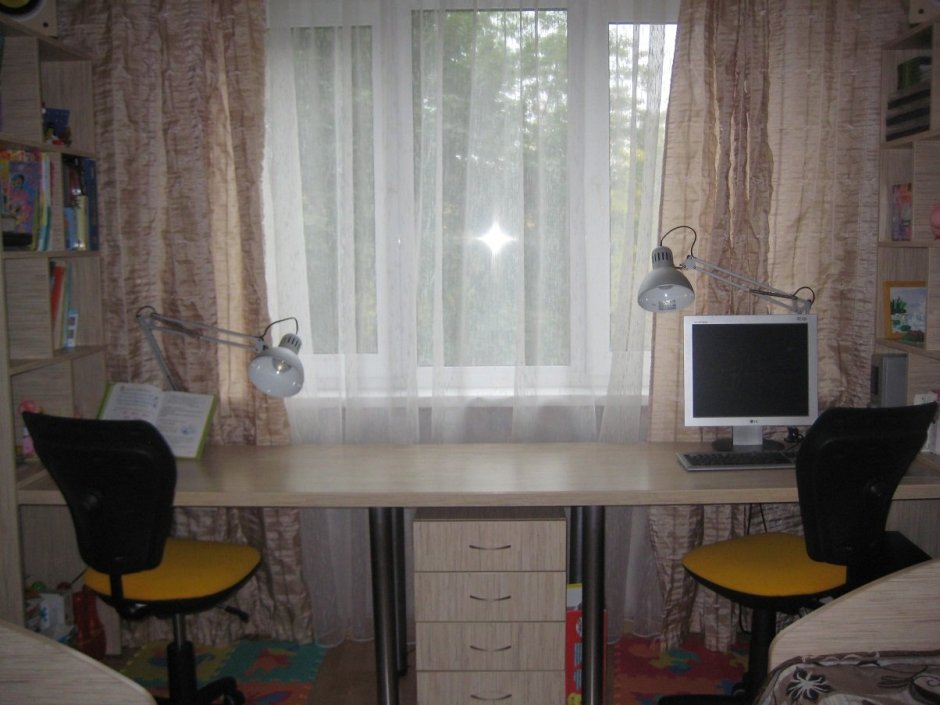 Письменный стол для двоих детей вдоль окна