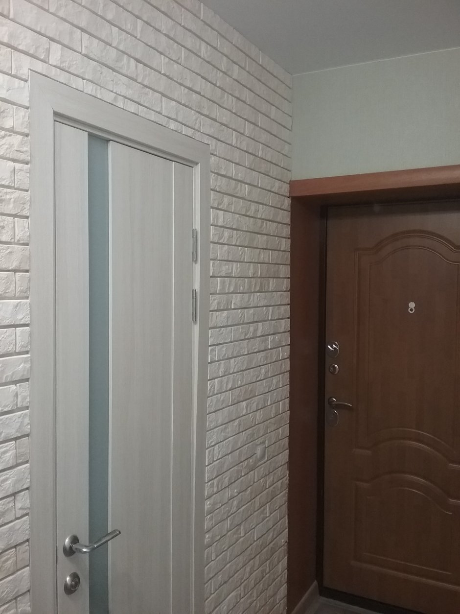 Декоративный кирпич снизу двери