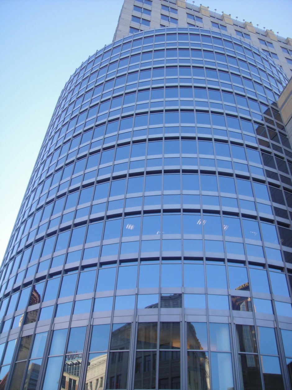 Полукруглое стеклянное здание