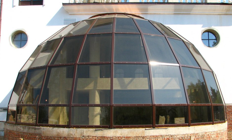 Стеклянный купол на крыше