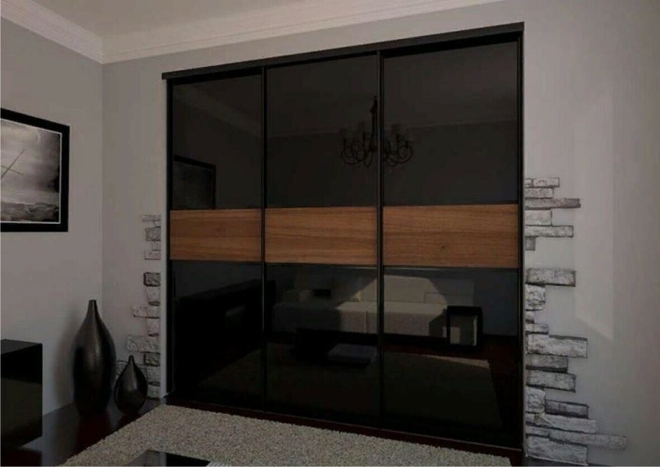 Встроенный шкаф с темным стеклом