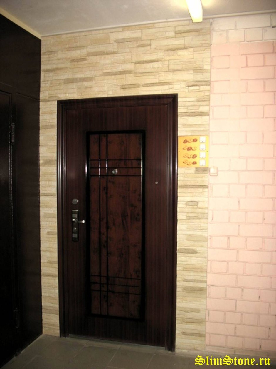 Входная дверь отделанная камнем