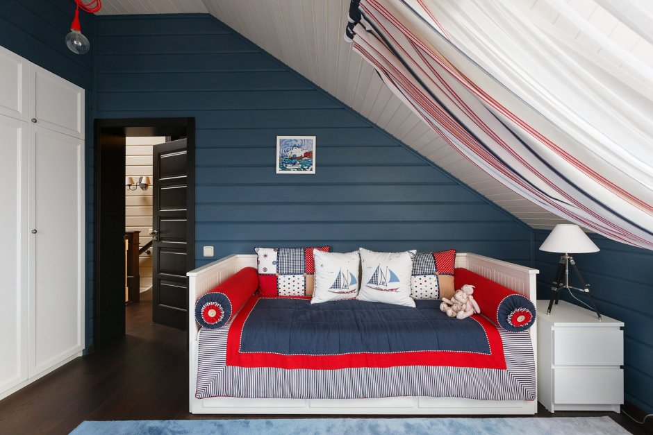 Спальня на мансарде в морском стиле