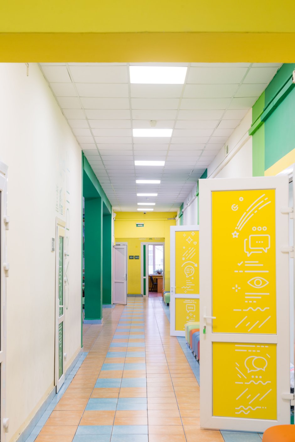Дизайнерская покраска стен и дверей в школьном коридоре