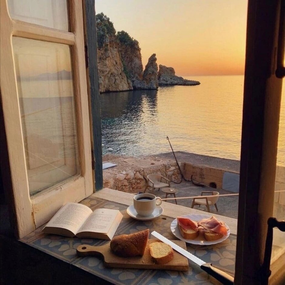 Красивый завтрак на двоих у окна