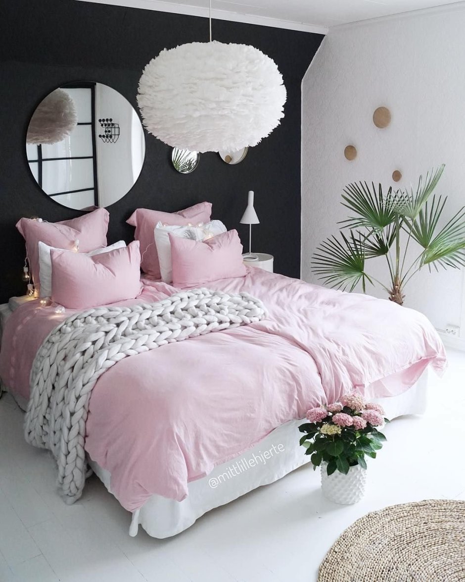 Спальня с розовой кроватью