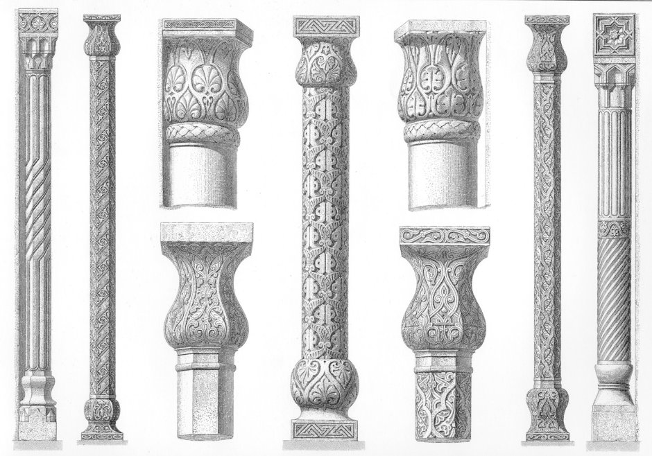 Резные каменные колонны