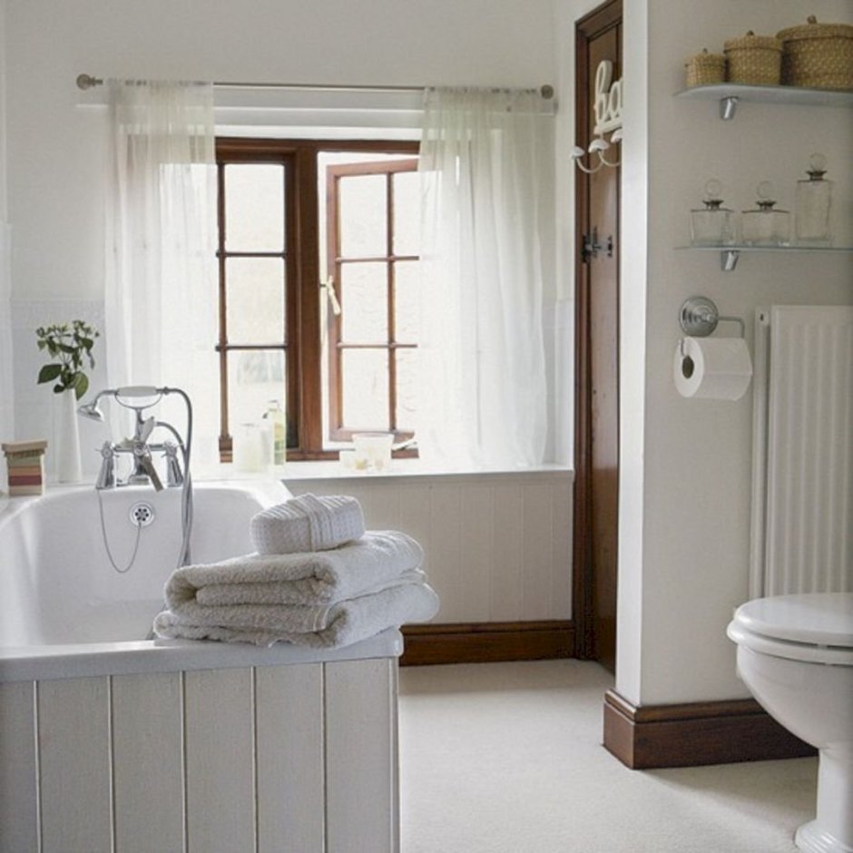 Ванная комната в стиле Кантри с окном