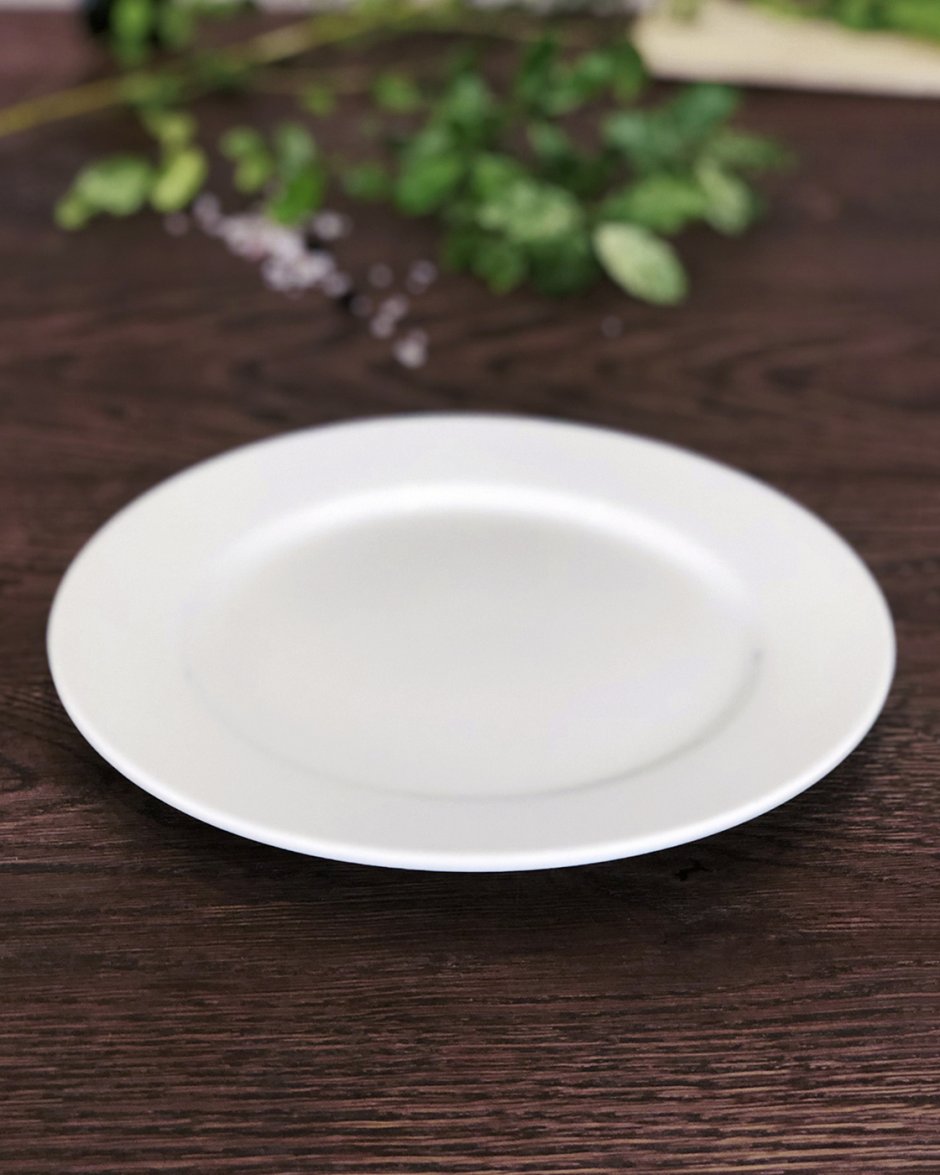 Белая тарелка
