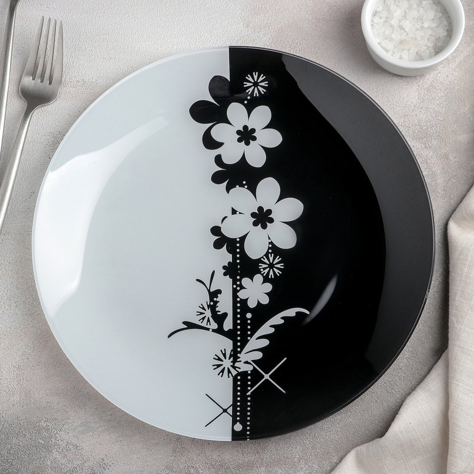 Тарелка обеденная «ромашки», d=26 см цвет белый/чёрный