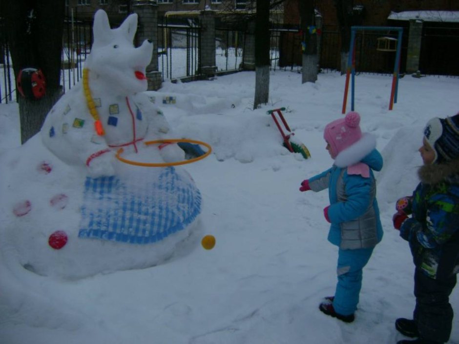 Зимние фигуры на участке детского сада