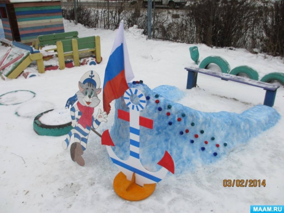 Снежные скульптуры на детской площадке