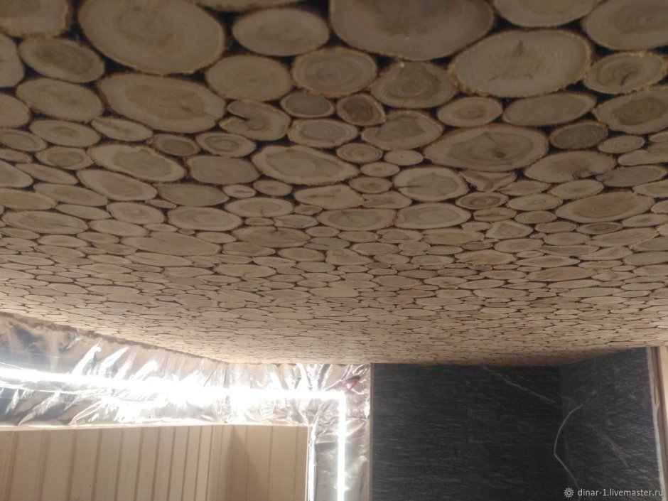 Потолок из спилов дерева