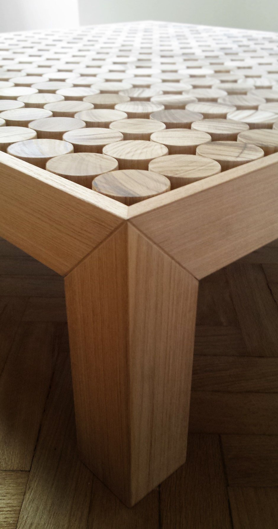 Столик из деревянных брусков