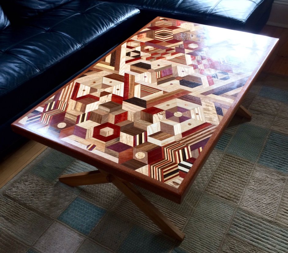 Столы из деревянной геометрической мозаики разных пород