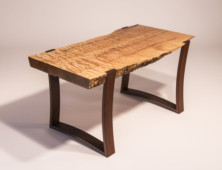 Журнальный столик из массива с деревянным подстольем