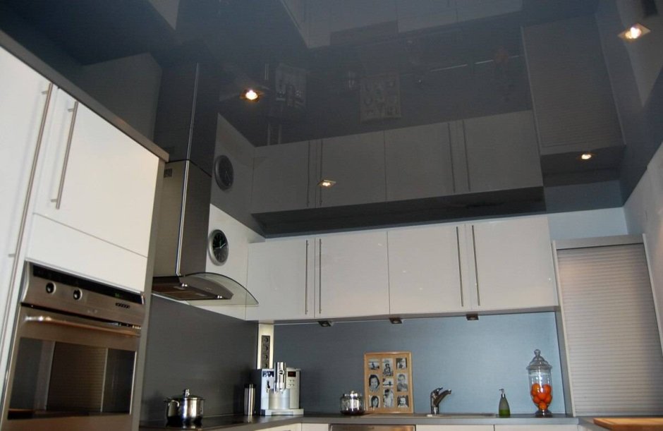 Серый натяжной потолок на кухне