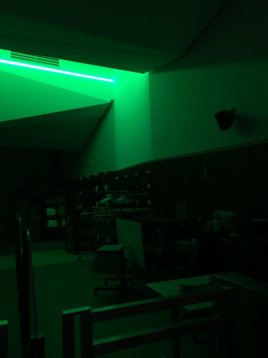 Зеленая неоновая комната