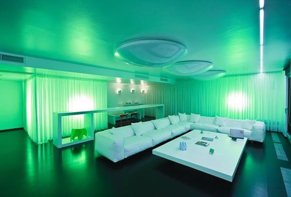 Комната с зеленой подсветкой