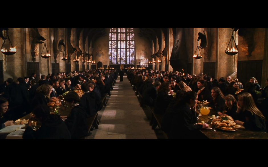 Гарри Поттер зал Хогвартса за столом