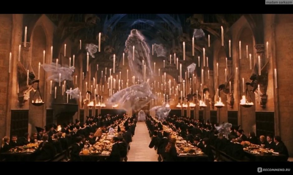 Гарри Поттер в большом зале Хогвартса