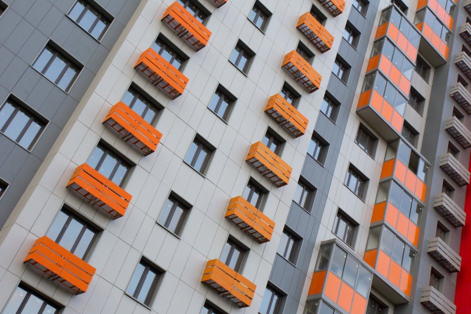 Оранжевый многоэтажный дом