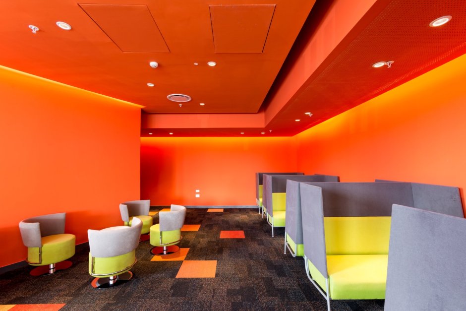 Оранжевые стены в офисе