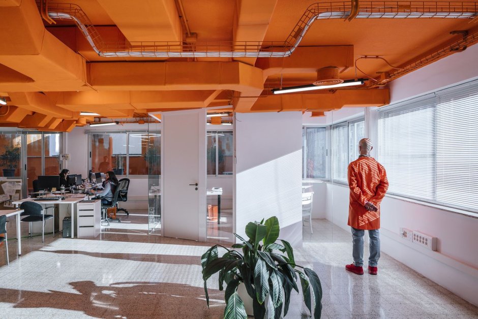 Офис в оранжевом цвете