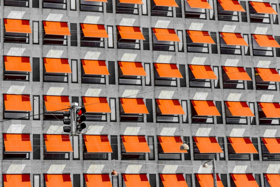 Здание с оранжевыми окнами