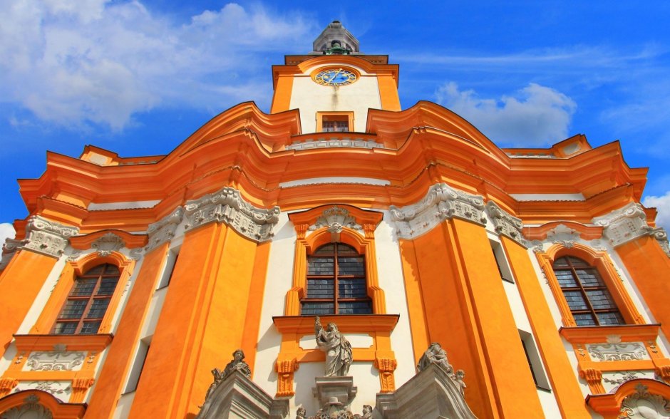 Здания оранжевого цвета