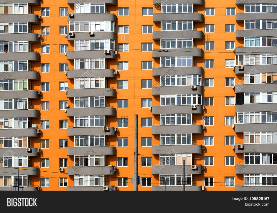 Дома с оранжевыми балконами